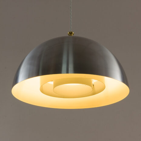 21137 Lampe en aluminium du milieu du siècle avec dessus en laiton-7 Mid century aluminium lamp with brass top scaled