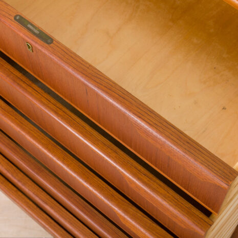 21169 Nowoczesna duńska komoda z drewna tekowego z połowy wieku, Trekanten, lata 1960-12 Mid century modern Danish chest of drawers in teak by Trekanten s scaled