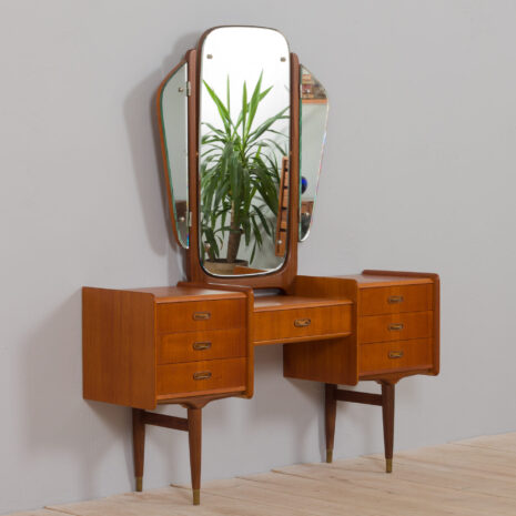 21157 Skandynawska tekowa próżnia z połowy wieku z regulowanym lustrem i 5 półkami, lata 1950-2 Mid century Scandinavian teak vanity with adjustable mirrors and shelves s scaled
