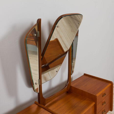21157 Mid century Scandinavian teak vanity with adjustable mirrors and 5 shelves, 1950s-20 Mid century Scandinavian teak vanity with adjustable mirrors and shelves s scaled