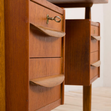 21162 Wolnostojące biurko Gunnar Nielsen z drewna tekowego dla Tibergaard, Dania, lata 60-17 Gunnar Nielsen free standing desk in teak for Tibergaard Denmark s scaled