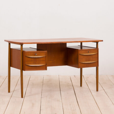 21162 Wolnostojące biurko Gunnar Nielsen z drewna tekowego dla Tibergaard, Dania, lata 60-4 Gunnar Nielsen free standing desk in teak for Tibergaard Denmark s scaled