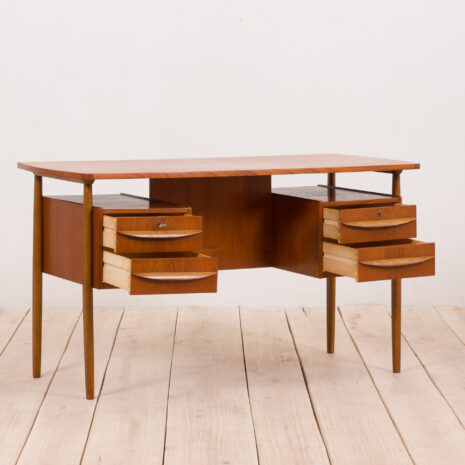 21162 Wolnostojące biurko Gunnar Nielsen z drewna tekowego dla Tibergaard, Dania, lata 60-5 Gunnar Nielsen free standing desk in teak for Tibergaard Denmark s scaled