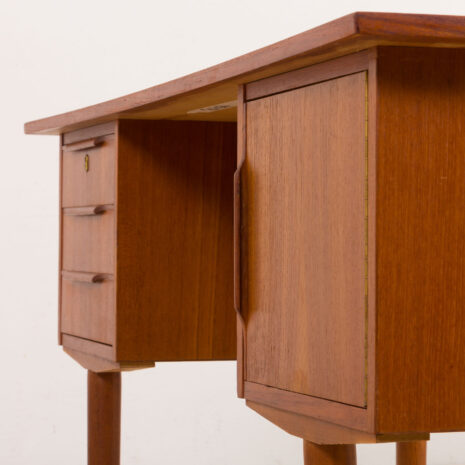 21164 Duńskie biurko wolnostojące z drewna tekowego z połowy wieku z 3 szufladami i szafką-9 Danish mid century teak free standing desk with drawers and cabinet scaled