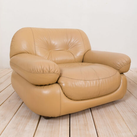 21175 Pair of Italian Mobil Girgi lounge chairs in tan leather, 1970s-10 Pair of Italian Mobil Girgi lounge chairs in tan leather s scaled