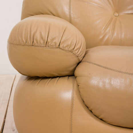 21175 Pair of Italian Mobil Girgi lounge chairs in tan leather, 1970s-11 Pair of Italian Mobil Girgi lounge chairs in tan leather s scaled