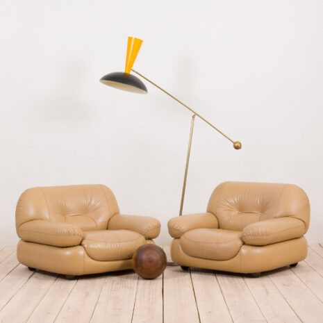 21175 Pair of Italian Mobil Girgi lounge chairs in tan leather, 1970s-4 Pair of Italian Mobil Girgi lounge chairs in tan leather s scaled