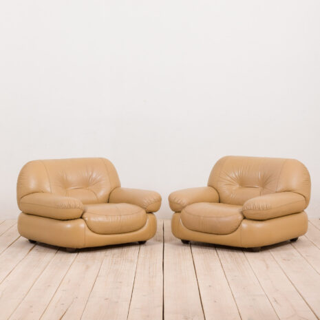 21175 Pair of Italian Mobil Girgi lounge chairs in tan leather, 1970s-5 Pair of Italian Mobil Girgi lounge chairs in tan leather s scaled