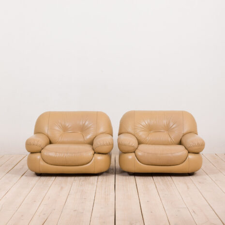21175 Pair of Italian Mobil Girgi lounge chairs in tan leather, 1970s-6 Pair of Italian Mobil Girgi lounge chairs in tan leather s scaled