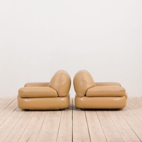21175 Pair of Italian Mobil Girgi lounge chairs in tan leather, 1970s-7 Pair of Italian Mobil Girgi lounge chairs in tan leather s scaled