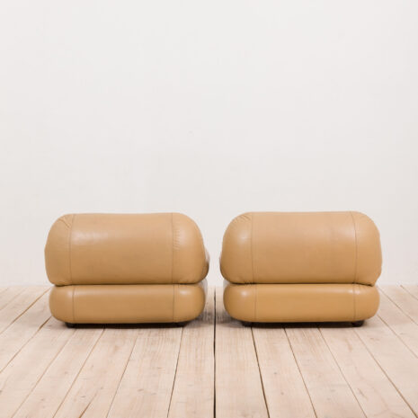 21175 Pair of Italian Mobil Girgi lounge chairs in tan leather, 1970s-8 Pair of Italian Mobil Girgi lounge chairs in tan leather s scaled