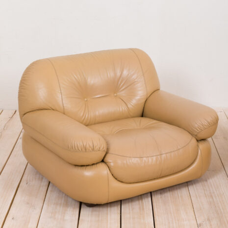 21175 Pair of Italian Mobil Girgi lounge chairs in tan leather, 1970s-9 Pair of Italian Mobil Girgi lounge chairs in tan leather s scaled