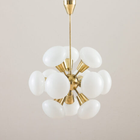 21179 Kamienicy Senov lampa sputnik z mosiądzu i opalowego białego szkła, Czechy, lata 60. XX wieku-1 Kamienicy Senov brass and opaline white glass sputnik lamp Czech s scaled
