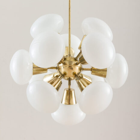 21179 Kamienicy Senov lampa sputnik z mosiądzu i opalowego białego szkła, Czechy, lata 60. XX wieku-3 Kamienicy Senov brass and opaline white glass sputnik lamp Czech s scaled