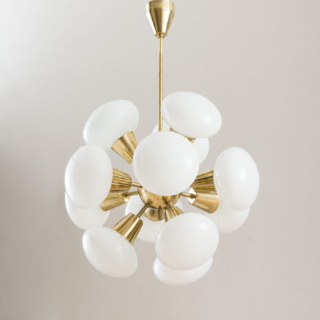 21179 Kamienicy Senov lampa sputnik z mosiądzu i opalowego białego szkła, Czechy, lata 60. Kamienicy Senov brass and opaline white glass sputnik lamp Czech s scaled