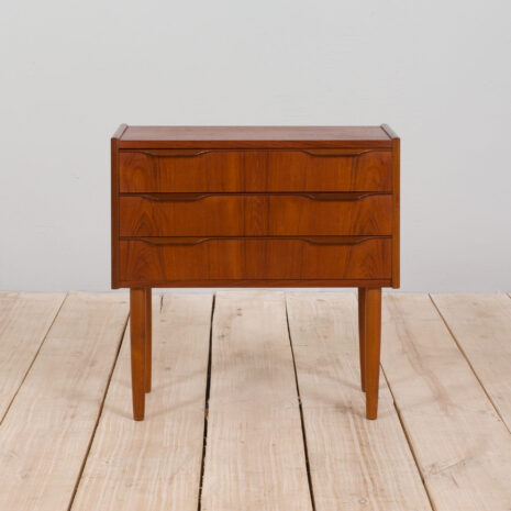 21072 Danish dresser nightstand entry chest of 3 drawers by J.C. Møbler Hedehusene-2 Danish dresser nightstand entry chest of drawers by J