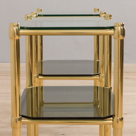 21213 Para włoskich mosiężnych i szklanych szafek nocnych lub stolików bocznych w stylu regencji hollywoodzkiej-10 Pair of Italian brass and glass Hollywood regency style nightstands or side tables scaled