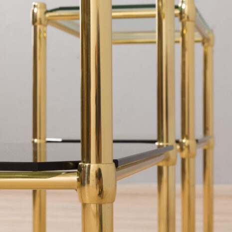 21213 Para włoskich mosiężnych i szklanych szafek nocnych lub stolików bocznych w stylu regencji hollywoodzkiej-11 Pair of Italian brass and glass Hollywood regency style nightstands or side tables scaled