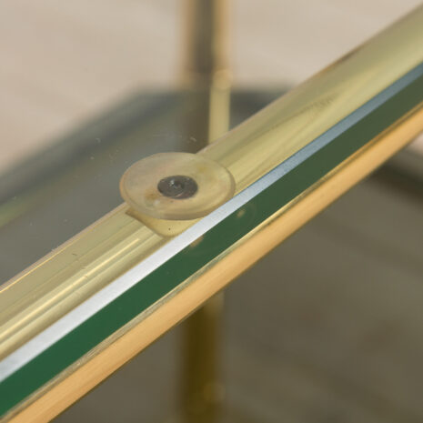 21213 Para włoskich mosiężnych i szklanych szafek nocnych lub stolików bocznych w stylu regencji hollywoodzkiej-12 Pair of Italian brass and glass Hollywood regency style nightstands or side tables scaled