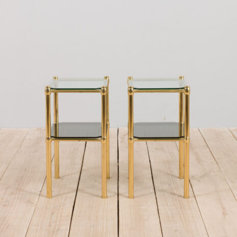 21213 Para włoskich mosiężnych i szklanych szafek nocnych lub stolików bocznych w stylu regencji hollywoodzkiej-2 Pair of Italian brass and glass Hollywood regency style nightstands or side tables scaled