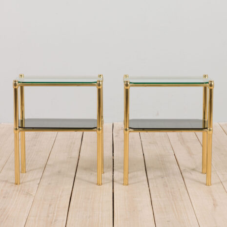 21213 Para włoskich mosiężnych i szklanych szafek nocnych lub stolików bocznych w stylu regencji hollywoodzkiej-3 Pair of Italian brass and glass Hollywood regency style nightstands or side tables scaled