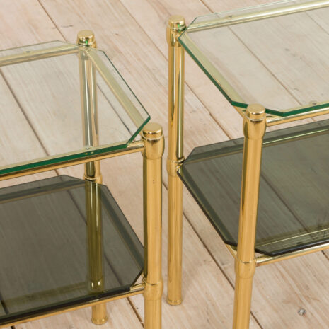 21213 Para włoskich mosiężnych i szklanych szafek nocnych lub stolików bocznych w stylu regencji hollywoodzkiej-4 Pair of Italian brass and glass Hollywood regency style nightstands or side tables scaled