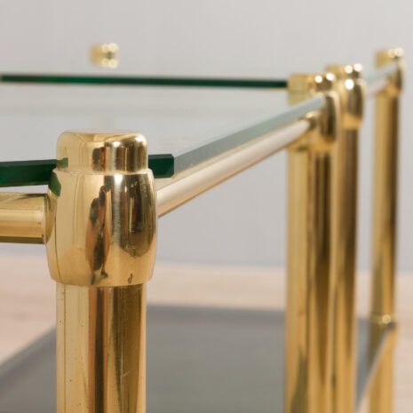 21213 Para włoskich mosiężnych i szklanych szafek nocnych lub stolików bocznych w stylu regencji hollywoodzkiej-5 Pair of Italian brass and glass Hollywood regency style nightstands or side tables scaled