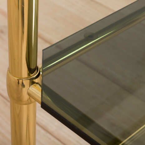 21213 Para włoskich mosiężnych i szklanych szafek nocnych lub stolików bocznych w stylu regencji hollywoodzkiej-6 Pair of Italian brass and glass Hollywood regency style nightstands or side tables scaled