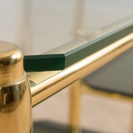 21213 Para włoskich mosiężnych i szklanych szafek nocnych lub stolików bocznych w stylu regencji hollywoodzkiej-7 Pair of Italian brass and glass Hollywood regency style nightstands or side tables scaled