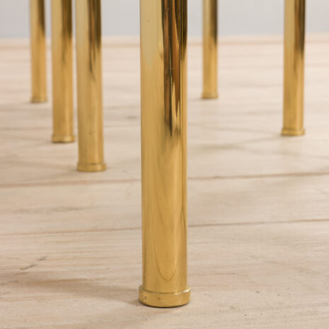 21213 Para włoskich mosiężnych i szklanych szafek nocnych lub stolików bocznych w stylu regencji hollywoodzkiej-8 Pair of Italian brass and glass Hollywood regency style nightstands or side tables scaled