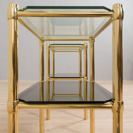 21213 Para włoskich mosiężnych i szklanych szafek nocnych lub stolików bocznych w stylu regencji hollywoodzkiej-9 Pair of Italian brass and glass Hollywood regency style nightstands or side tables scaled