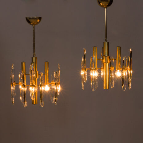 21218 Para włoskich żyrandoli Gaetano Sciolari z połowy wieku z mosiądzu i kryształów, lata 1960, 70-8 Pair of Italian mid century Gaetano Sciolari chandeliers in brass and crystals s s scaled