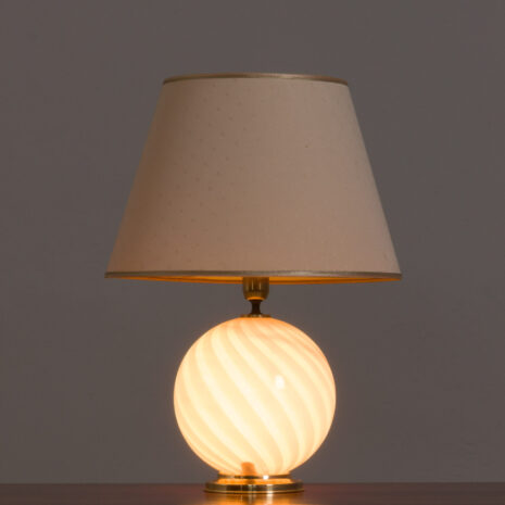 21222 Lampe de table italienne en verre de Murano rose tourbillon avec détails en laiton-11 Italian swirl pink Murano glass table lamp with brass details scaled