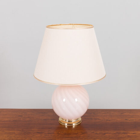 21222 Lampe de table italienne en verre de Murano rose tourbillon avec détails en laiton-2 Italian swirl pink Murano glass table lamp with brass details scaled