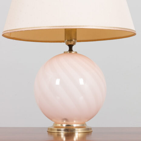 21222 Lampe de table italienne en verre de Murano rose tourbillon avec détails en laiton-3 Italian swirl pink Murano glass table lamp with brass details scaled