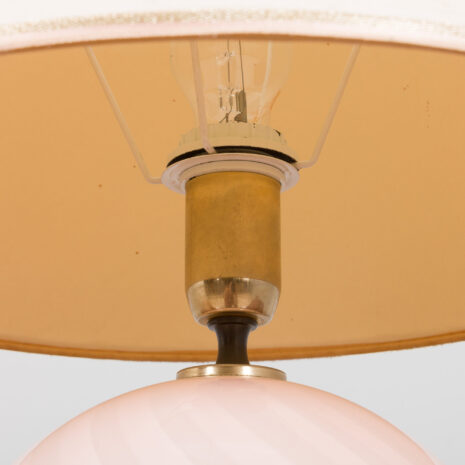 21222 Lampe de table italienne en verre de Murano rose tourbillon avec détails en laiton-7 Italian swirl pink Murano glass table lamp with brass details scaled