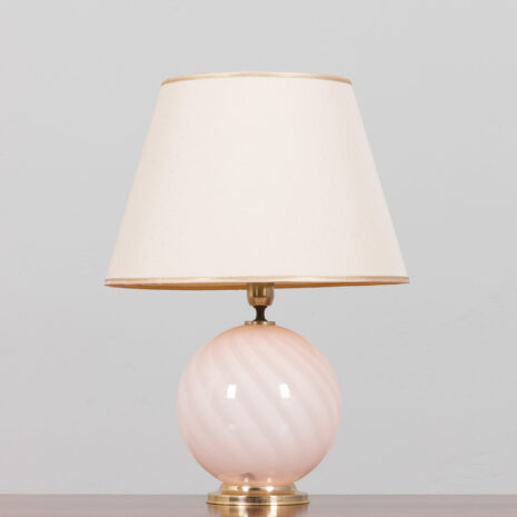 21222 Lampe de table italienne en verre de Murano rose tourbillon avec détails en laiton-9 Italian swirl pink Murano glass table lamp with brass details scaled