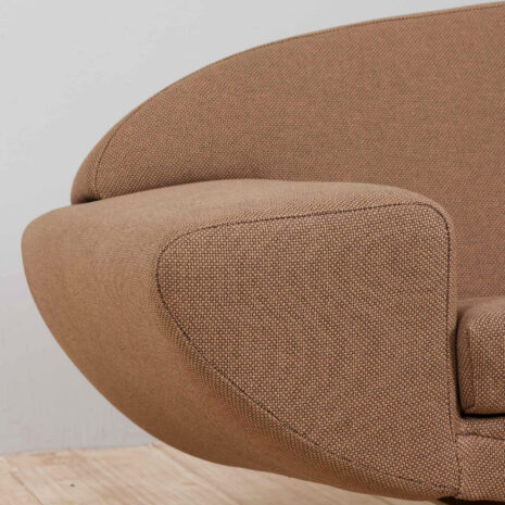 21076 Johannes Andersen dla Trensum Capri sofa w brązowej tapicerce-7 Johannes Andersen dla Trensum Sofa Capri w brązowej tapicerce w skali