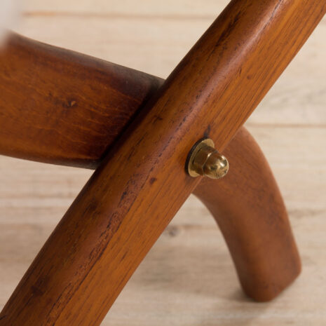 21238 Danish solid teak stool in long hair white sheepskin, 1960s-10 Duński stołek z litego drewna tekowego pokryty długowłosą białą owczą skórą