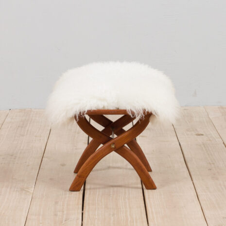 21238 Danish solid teak stool in long hair white sheepskin, 1960s-3 Duński stołek z litego drewna tekowego pokryty długowłosą białą owczą skórą