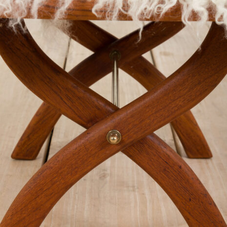 21238 Danish solid teak stool in long hair white sheepskin, 1960s-5 Duński stołek z litego drewna tekowego pokryty długowłosą białą owczą skórą