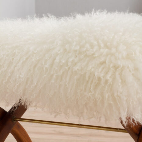 21238 Danish solid teak stool in long hair white sheepskin, 1960s-6 Duński stołek z litego drewna tekowego pokryty długowłosą białą owczą skórą