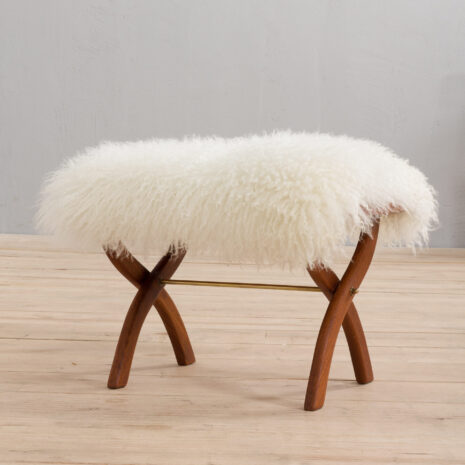 21238 Danish solid teak stool in long hair white sheepskin, 1960s-7 Duński stołek z litego drewna tekowego pokryty długowłosą białą owczą skórą