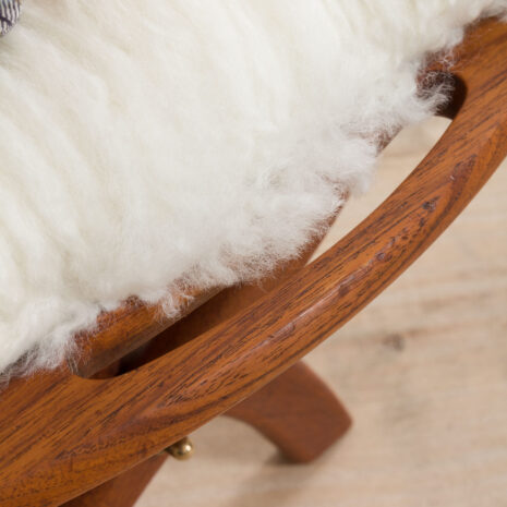 21238 Danish solid teak stool in long hair white sheepskin, 1960s-9 Duński stołek z litego drewna tekowego pokryty długowłosą białą owczą skórą