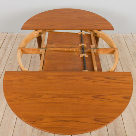 21259 Średniowieczny duński okrągły stół z drewna tekowego z ukrytymi liśćmi, 1960s-11 Mid century Danish Round teak extension table with hidden leaves s scaled