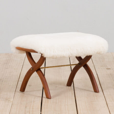 21278 Danish solid teak stool in white short sheepskin-2 Duński stołek z litego drewna tekowego w kolorze białym, pokryty krótką owczą skórą