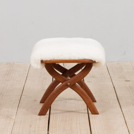 21278 Danish solid teak stool in white short sheepskin-3 Duński stołek z litego drewna tekowego w kolorze białym, pokryty krótką owczą skórą