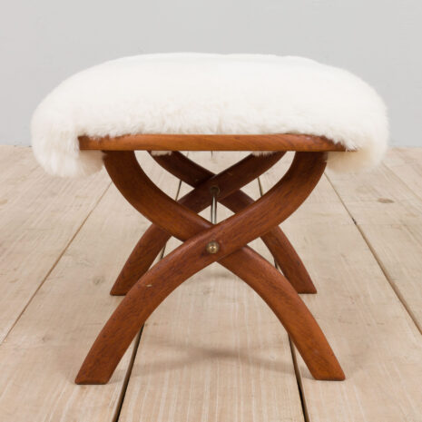 21278 Danish solid teak stool in white short sheepskin-4 Duński stołek z litego drewna tekowego w kolorze białym, pokryty krótką owczą skórą