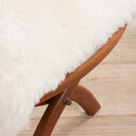 21278 Danish solid teak stool in white short sheepskin-6 Duński stołek z litego drewna tekowego w kolorze białym, pokryty krótką owczą skórą