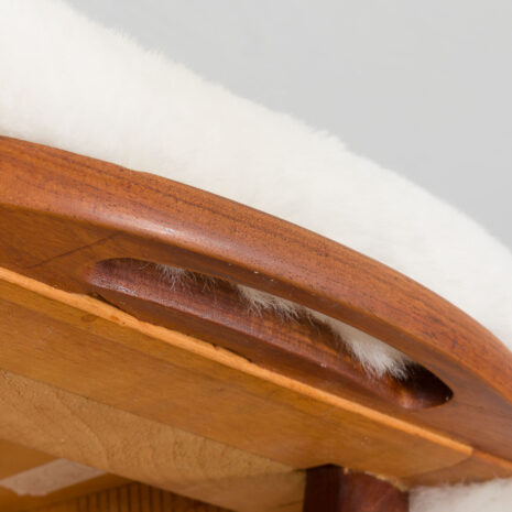 21278 Danish solid teak stool in white short sheepskin-7 Duński stołek z litego drewna tekowego w kolorze białym, pokryty krótką owczą skórą